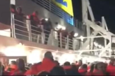 (VIDEO) POŽAR NA TRAJEKTU U GRČKOJ!  Više od hiljadu putnika u spasilačkim prslucima čekalo evakuaciju!